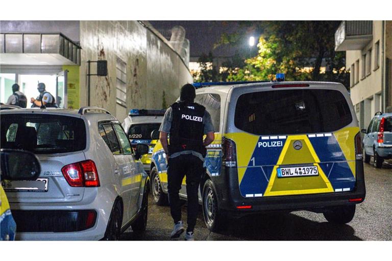 Polizisten stehen am Donnerstagabend am Eingang der Abschiebungshafteinrichtung in der Pforzheimer Oststadt.
