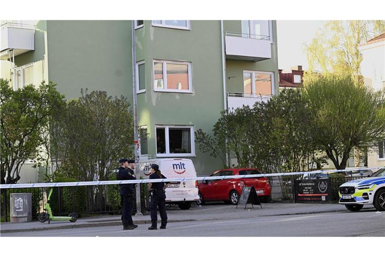 Polizisten stehen am Einsatzort.