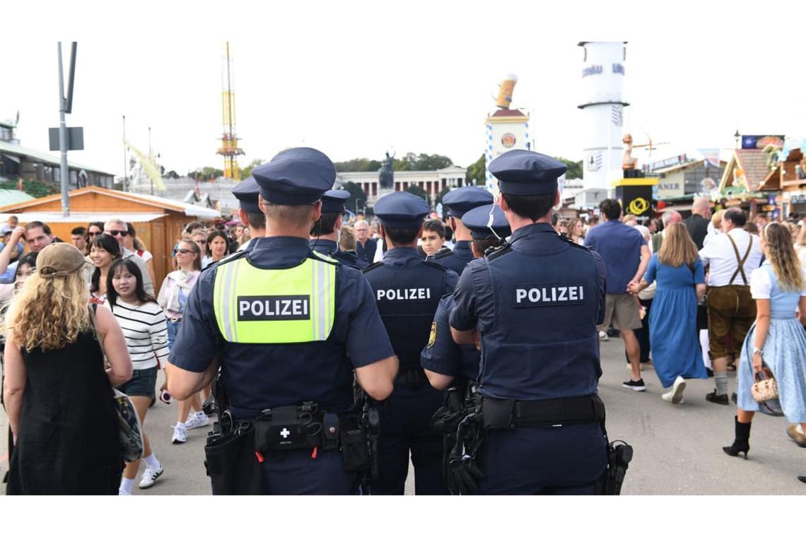 Polizisten stehen auf dem Oktoberfest.