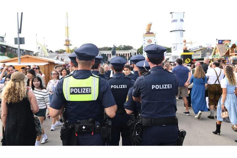 Polizisten stehen auf dem Oktoberfest.