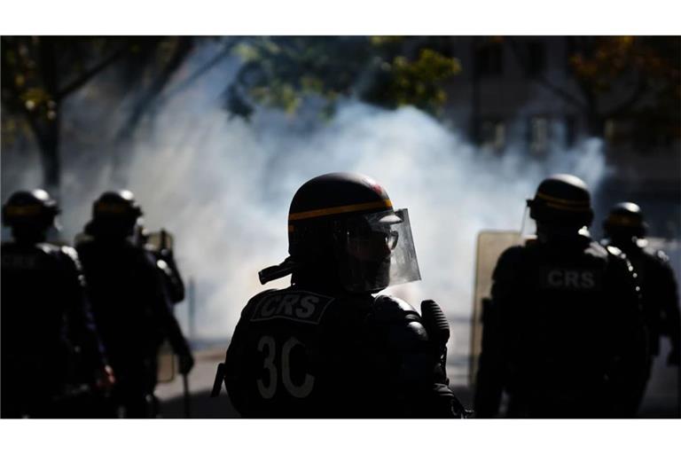 Polizisten stehen bei einem Schülerprotest gegen unterfinanzierte Schulen. Seit Tagen protestieren Schülerinnen und Schüler an den Oberschulen. Seit Beginn der Aktionen kam es zu mehr als 5.000 Festnahmen.