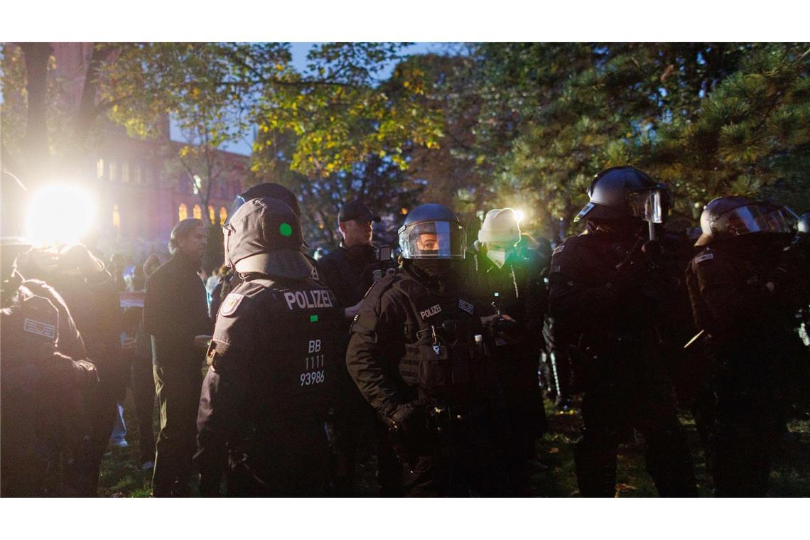 Pro-Palästina-Demonstration in Berlin: Menschen versammeln sich trotz Verbots Polizisten stehen bei einer Kundgebung gegen Israel.