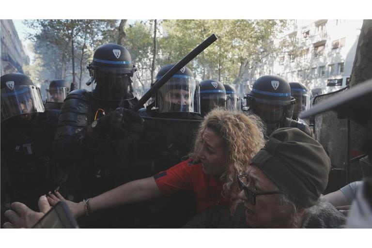 Polizisten stehen Teilnehmern einer Demonstration gegen Haushaltskürzungen gegenüber, zu der die großen Gewerkschaften aufgerufen haben.