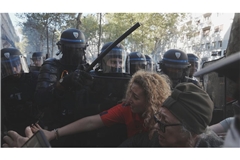 Polizisten stehen Teilnehmern einer Demonstration gegen Haushaltskürzungen gegenüber, zu der die großen Gewerkschaften aufgerufen haben.