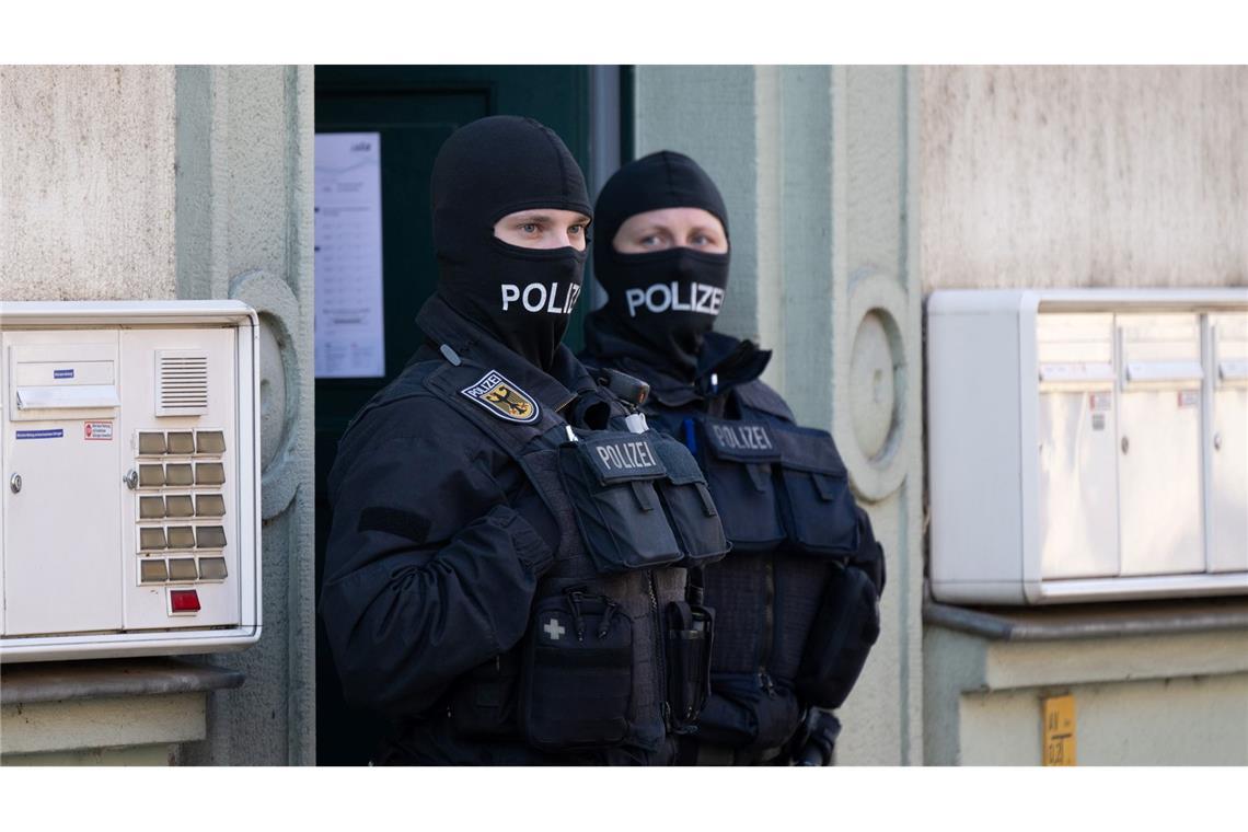 Bilder des Tages Polizisten stehen während einer Razzia gegen mutmaßliche Rechtsextreme in einem Hauseingang im Dresdner Stadtteil Cotta.