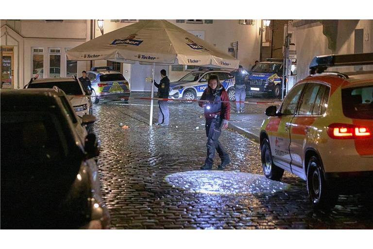 Polizisten suchen in der Innenstadt von Ansbach einen Tatort ab.