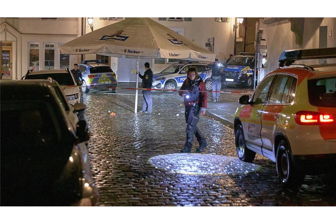 Polizisten suchen in der Innenstadt von Ansbach einen Tatort ab.