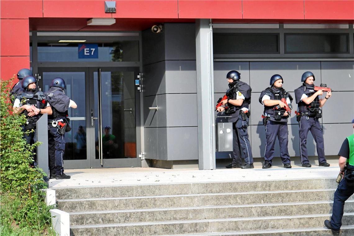 Anti-Terror Polizeiübung am Winnender Gymnasium Polizisten umstellen das Gebäude im Rahmen einer Übung. Foto: 7.aktuell.de/Lermer