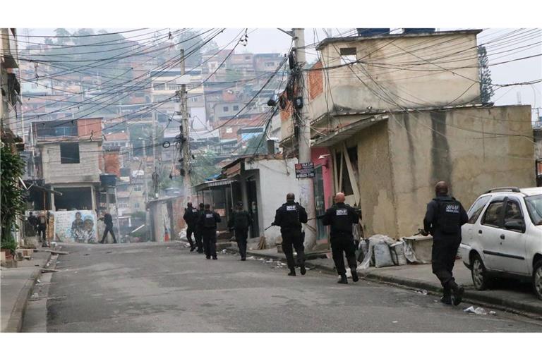 64 Tote bei Polizeieinsatz gegen Drogenbande in Rio Polizisten und Kriminelle lieferten sich stundenlange Gefechte.