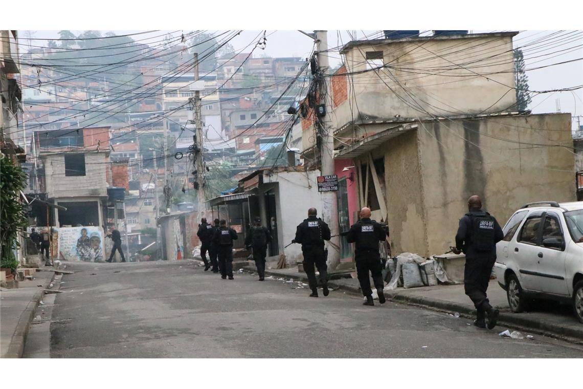 Schlag gegen Drogenbande: 64 Tote bei Polizeieinsatz in Rio Polizisten und Kriminelle lieferten sich stundenlange Gefechte.