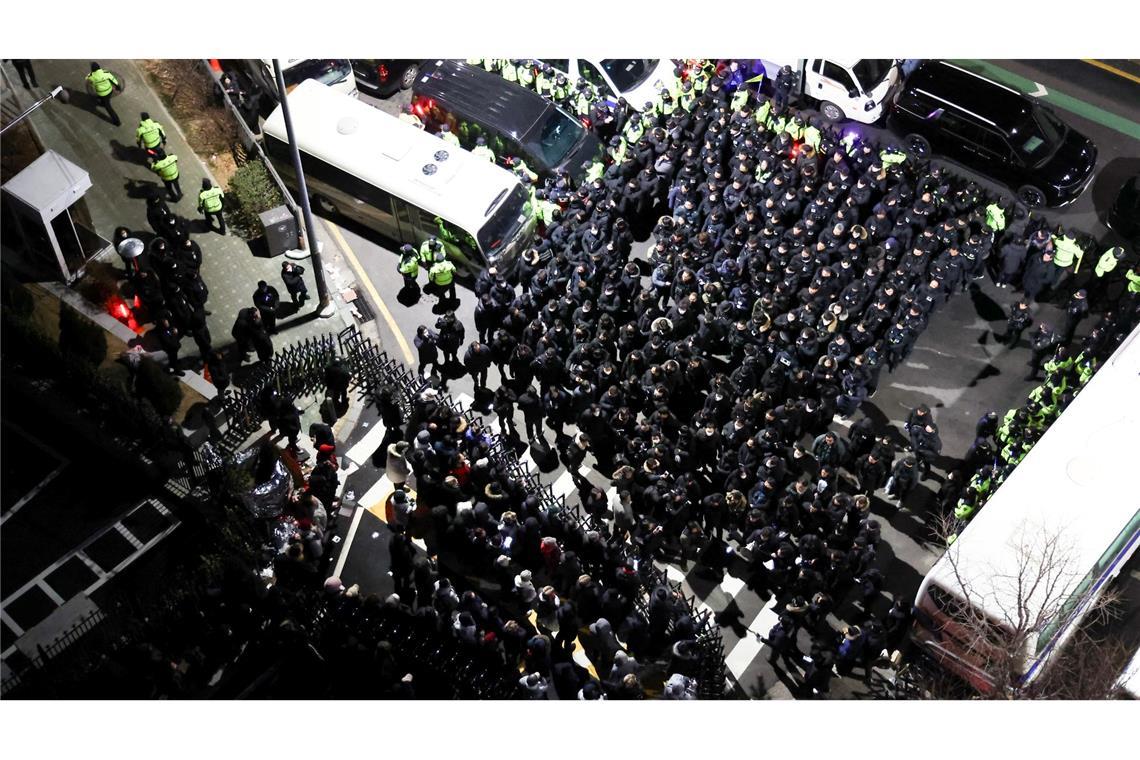 Bilder des Tages Polizisten und Mitarbeiter der Anti-Korruptionsbehörde (CIO) in Südkorea versuchen, sich Zugang zur Residenz des suspendierten Präsidenten Yoon zu verschaffen.