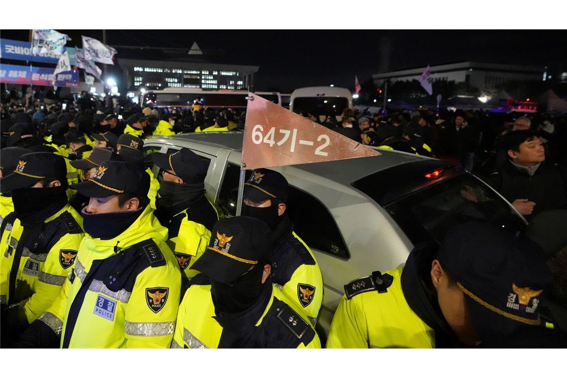 Bericht: Mehrere Minister in Südkorea wollen zurücktreten Polizisten vor dem Parlament schützten Militärfahrzeuge.