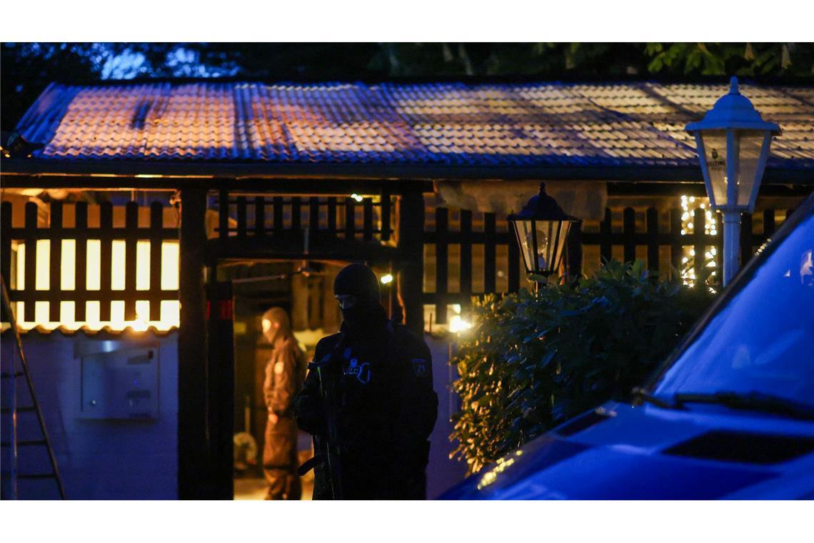 Polizisten vor dem Vereinsheim der "Hells Angels" in Hilden.