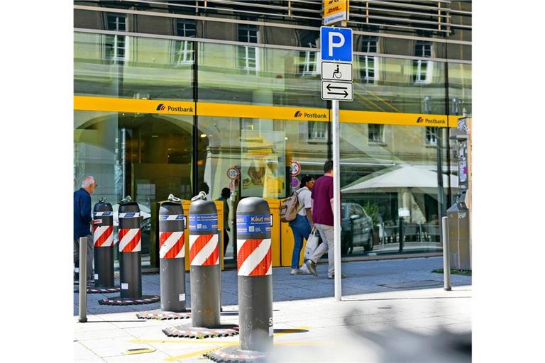 Poller in der Nähe von Fußgängerzonen wie hier an der Bolzstraße, prägen derzeit das Bild in der Stuttgarter Innenstadt.