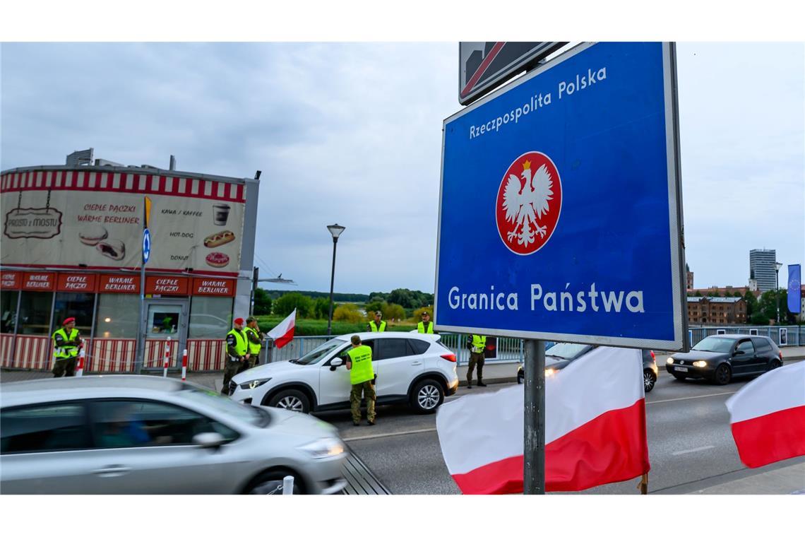 Polnische Grenzschützer kontrollieren ein Fahrzeug am Grenzübergang Stadtbrücke zwischen Frankfurt (Oder) in Brandenburg und dem polnischen Slubice.