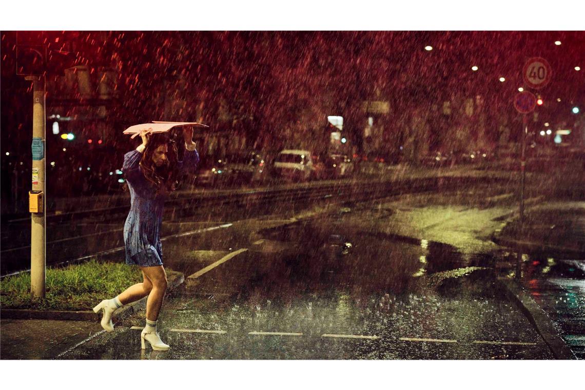 Pony Hübner (Kim Riedle) läuft durch die regnerische Nacht.