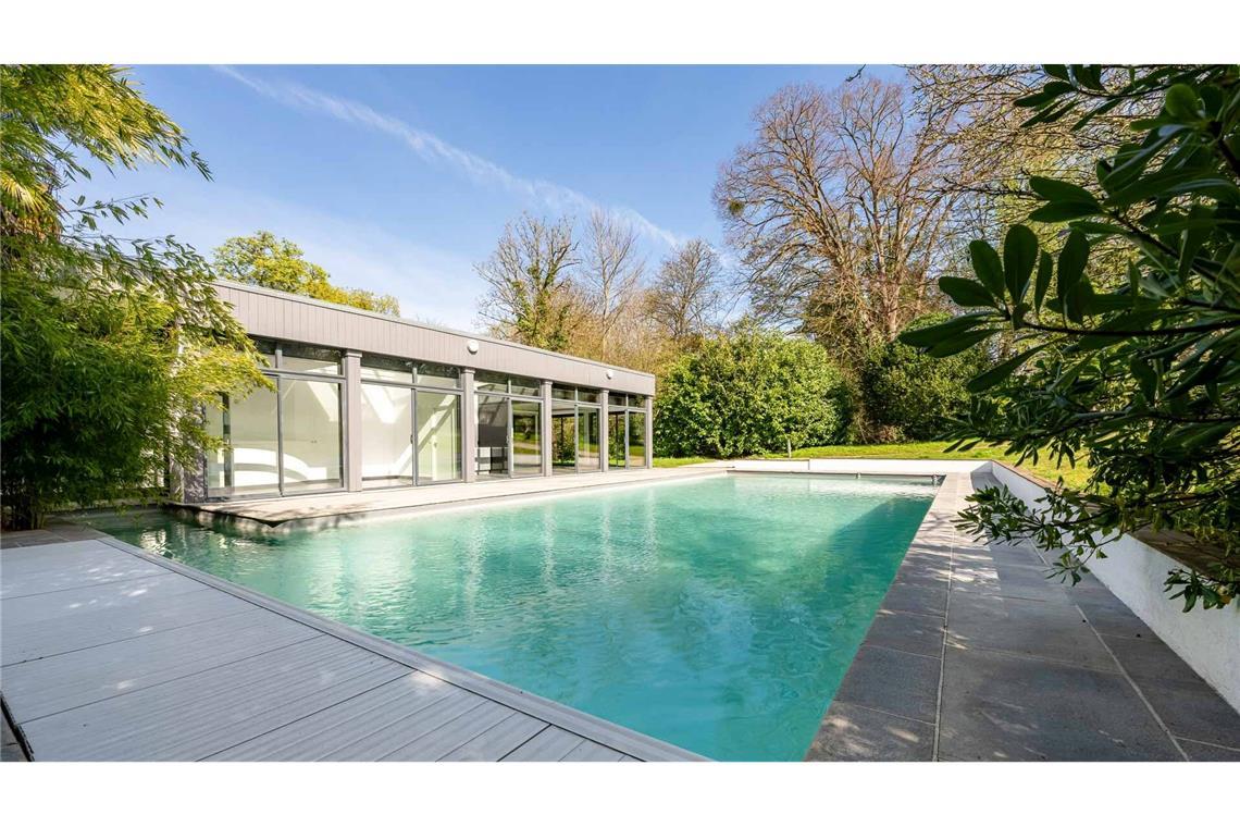 Lagerfelds Haus: Eine Nacht bewohnt – jetzt wird es verkauft Pool und Poolhaus auf dem Anwesen von Karl Lagerfeld vor den Toren von Paris (undatiert).