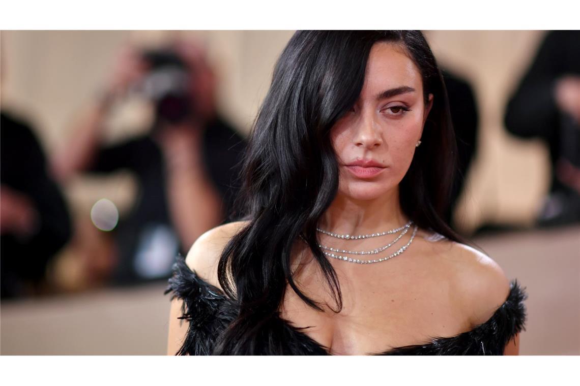 Popstar Charli xcx dürfte viele Fans an den roten Teppich ziehen. (Archivbild)