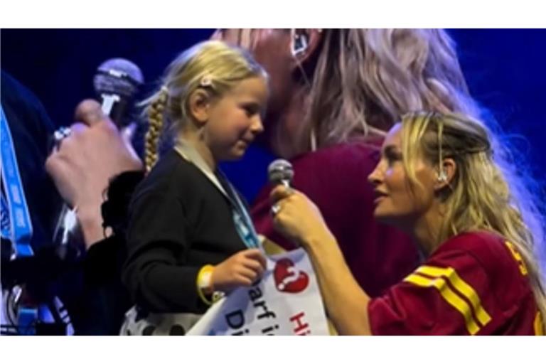 Popstar Sarah Connor begegnet ihrem Fan Lisa auf Augenhöhe.