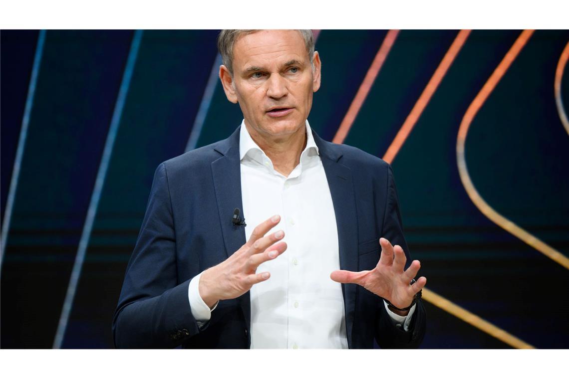 Nach Gewinneinbruch: Das sind die Baustellen bei Porsche Porsche-Chef Blume ist sich weiterhin sicher: Die E-Mobilität ist die Technologie der Zukunft.