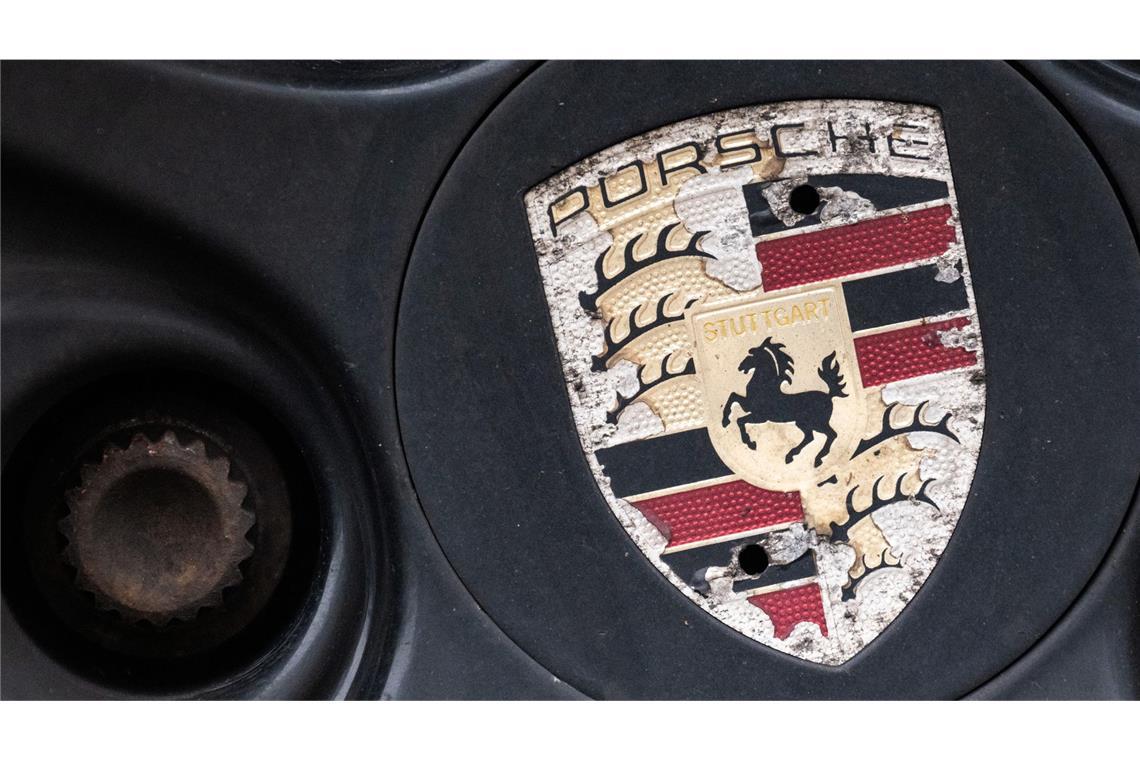 Porsche schreibt im dritten Quartal tiefrote Zahlen Porsche geht nach der Kurskorrektur in der Modellpolitik durch ein tiefes Tal. Im Bild eine ramponierte Sportwagenfelge des Stuttgarter Herstellers.