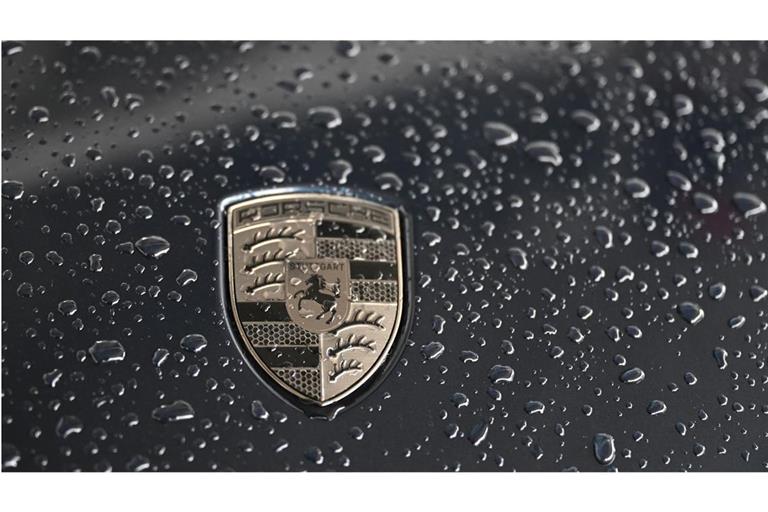 Porsche hat wegen der Probleme in China, der US-Importzölle und der verhaltenen Nachfrage nach Elektroautos die Prognose gesenkt.