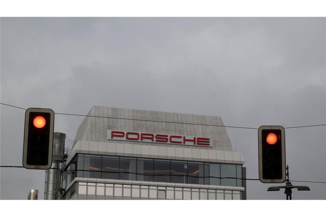 Warum Porsche rund 1.900 Stellen streichen will Porsche setzt den Rotstift an - und will rund 1.900 Stellen streichen.