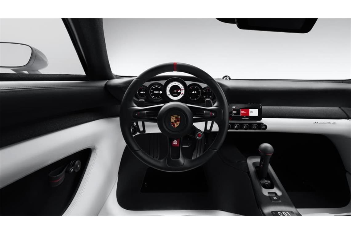 Porsche verzichtet auf ein dauerhaft integriertes zentrales Display und ein fest installiertes Beifahrer-Display. Stattdessen können Fahrer ihr Smartphone magnetisch anpinnen.