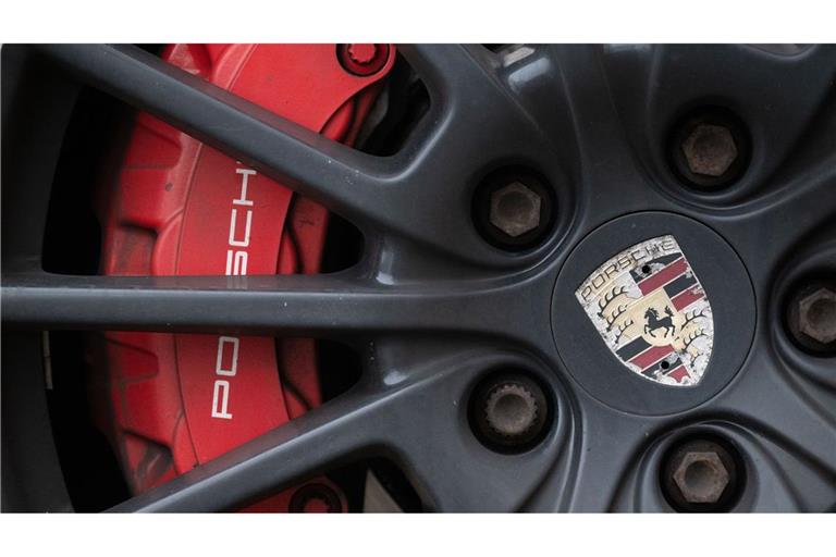 Porsche will in neue Verbrennermodelle investieren. Die Kosten schlagen ins Kontor, die Erwartungen für die Gewinnmarge 2025 werden deshalb heruntergeschraubt.