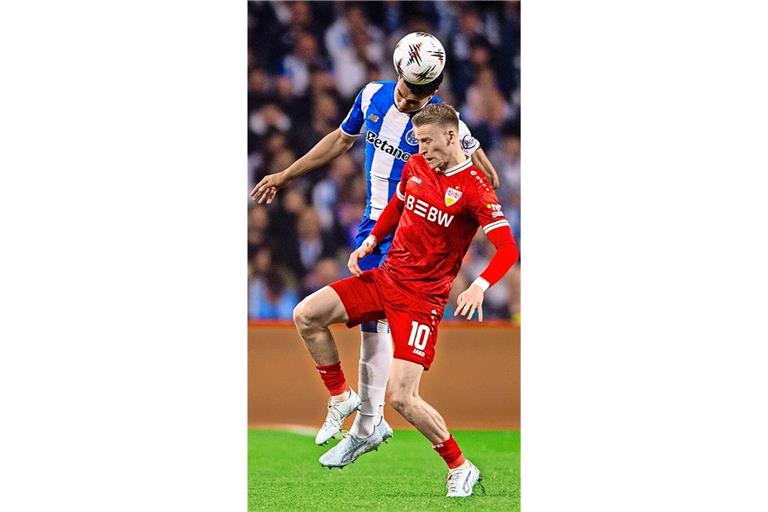 Portos Alberto Costa gewinnt das Luftduell gegen Chris Führich (vorn).