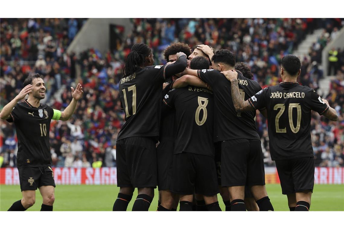 Portugal gewinnt das letzte Gruppenspiel gegen Armenien mit 9:1 – ohne Cristiano Ronaldo. Und so könnte es auch erstmal bleiben, denn: Nach einer Rot-Sperre für CR7 im Spiel gegen Irland muss Portugal vielleicht das erste oder sogar die ersten beiden WM-Spiele ohne ihren Kapitän bestreiten.