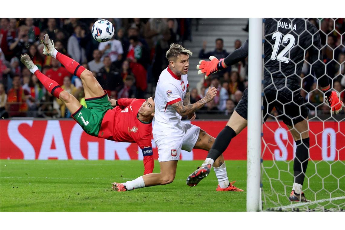 Bilder des Tages Portugals Cristiano Ronaldo erzielt mit einem Fallrückzieher den Treffer zum 5:0 gegen Polen.