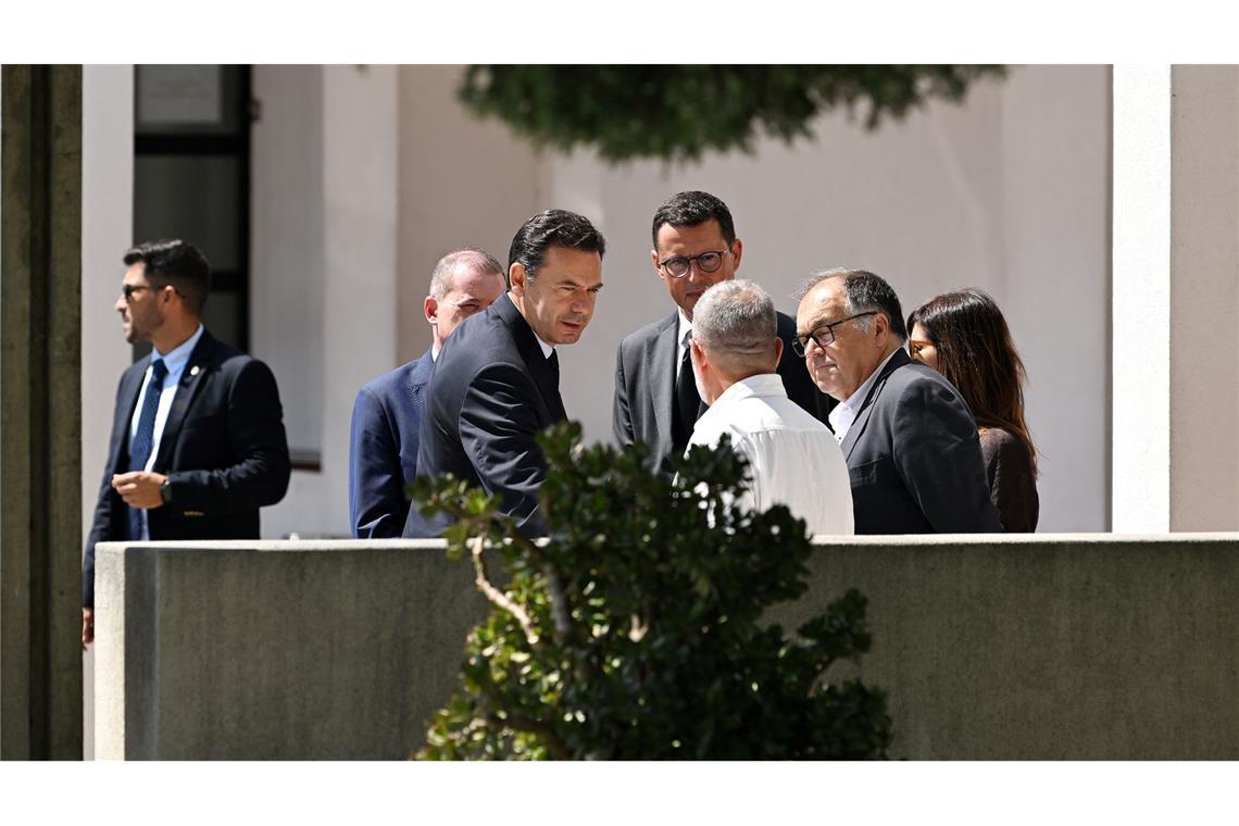 Trauer bei der Totenwache: Diogo Jotas Unfall wühlt auf Portugals Ministerpräsident Luis Montenegro erweist Diogo Jota und seinem Bruder die Ehre.