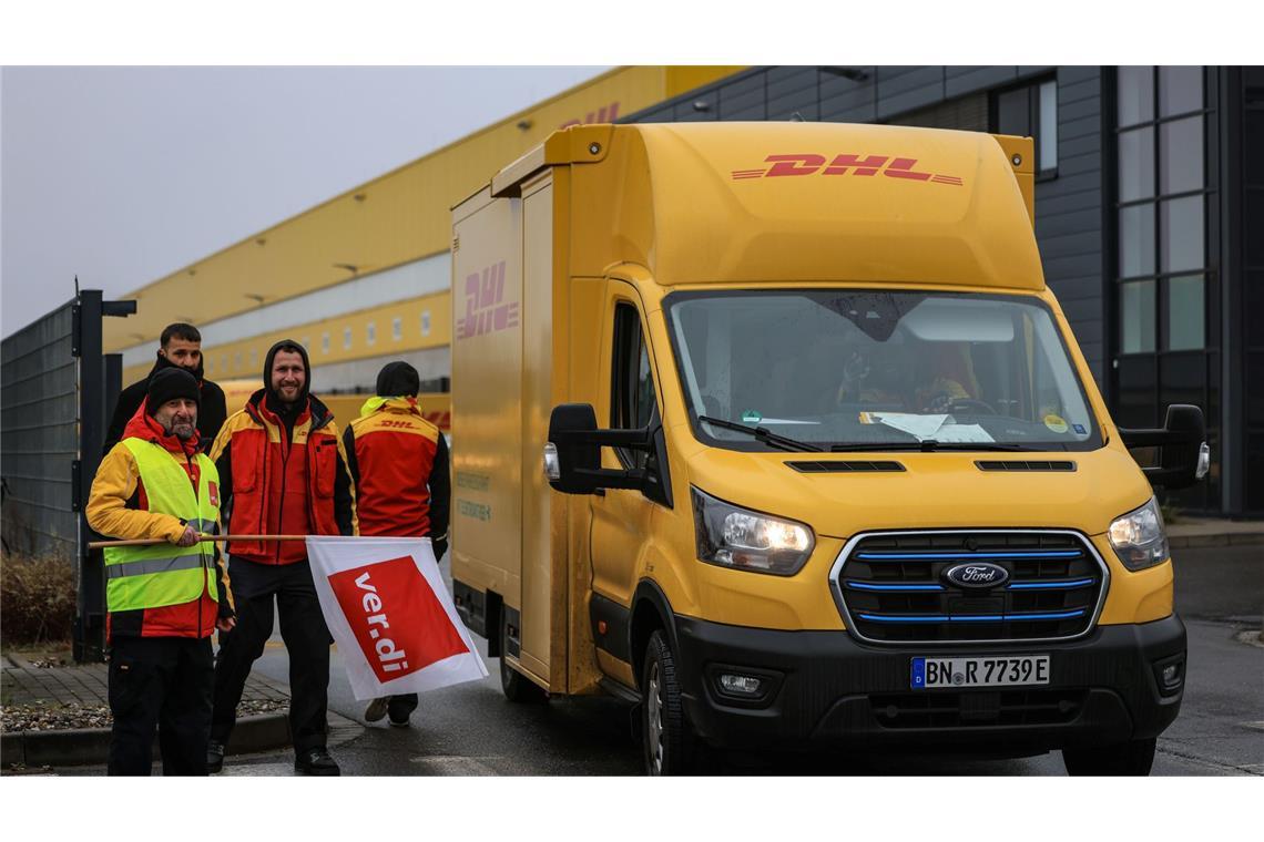 Warnstreiks in Paketzustellung: Manche Pakete bleiben liegen Post-Mitarbeiter am Werkstor, aber nicht auf dem Werktor. Der Grund: Sie sind im Warnstreik.
