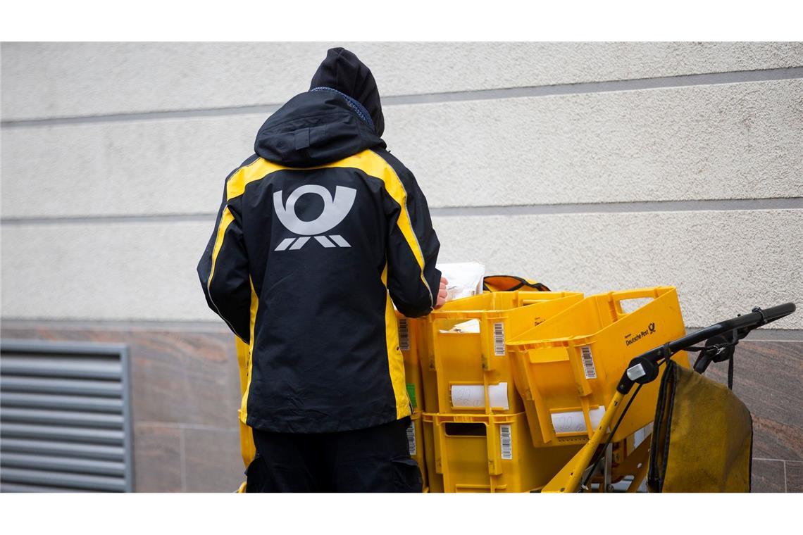 Warnstreik bei Post und DHL in 33 bayerischen Städten Postboten im Dienst dürften in den größeren bayerischen Städten am Dienstag Mangelware sein. (Archivbild)