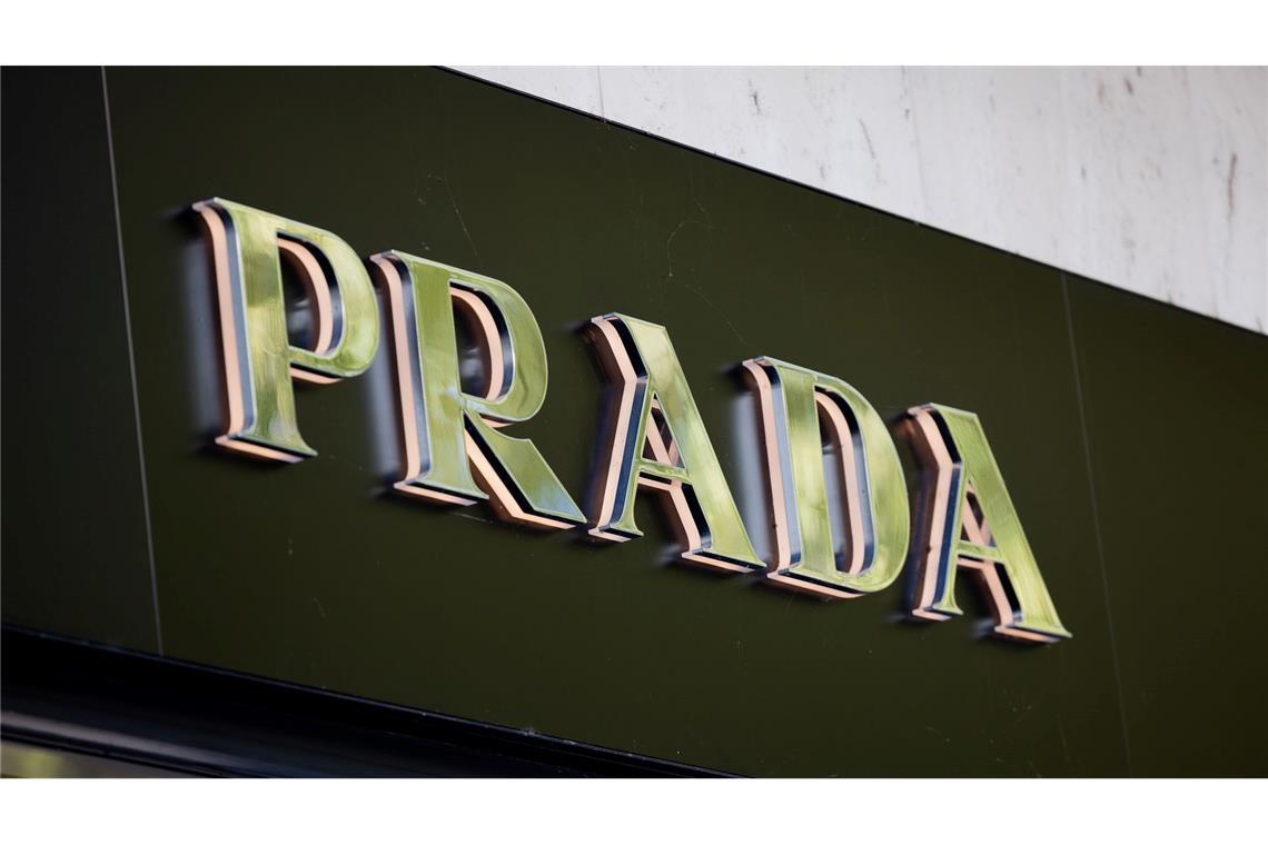Prada übernimmt den Konkurrenten Versace komplett. (Archivbild)