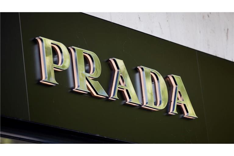Prada übernimmt den Konkurrenten Versace komplett. (Archivbild)