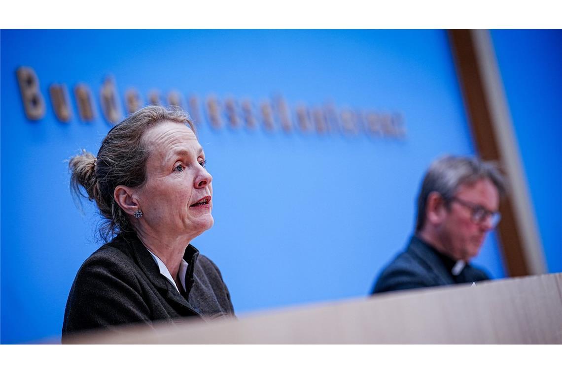 Kirchen warnen Merz vor Schaden für die Demokratie Prälatin Anne Gidion (Evangelische Kirche) und Prälat Karl Jüsten (Katholische Kirche) wandten sich an die Abgeordneten (Archivbild)