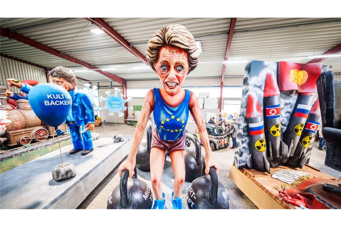 Bilder des Tages Präsentation der MCV-Motivwagen für den Rosenmontagszug - Der Motivwagen "Quäl Dich!" zeigt eine Darstellung von Ursula von der Leyen, Präsidentin der Europäischen Kommission, mit Bezug auf die aktuellen Herausforderungen der EU.