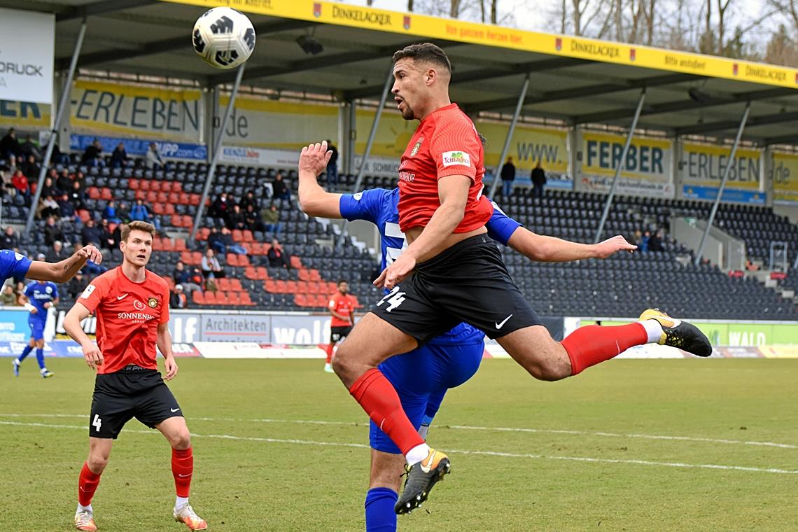 SG Sonnenhof: Ein Siegertyp im Kampf gegen den Abstieg Präsentiert sich bei der Elf aus dem Fautenhau bislang sehr zweikampf- und auch kopfballstark: Lamar Yarbrough. Foto: T. Sellmaier