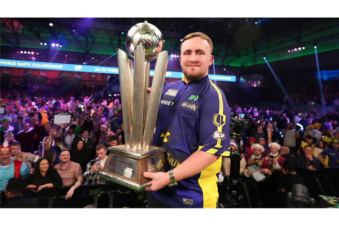 Beginn einer Ära: Weltmeister Littler pulverisiert Rekorde Präsentiert stolz den Pokal: Luke Littler.