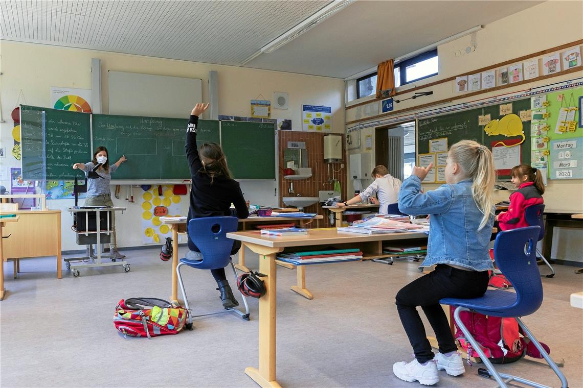 Präsenzunterricht in der Walterichschule mit viel Abstand: Hier hat sich die erste Gruppe der 4b bei Referendarin Lena Kreder (links) und Lehrer Robin Deppe (Dritter von links) eingefunden, um wieder – wenn auch in kleinerer Besetzung – mit den Klassenkameraden zu lernen. Fotos: J. Fiedler (3)/E. Klaper (1)