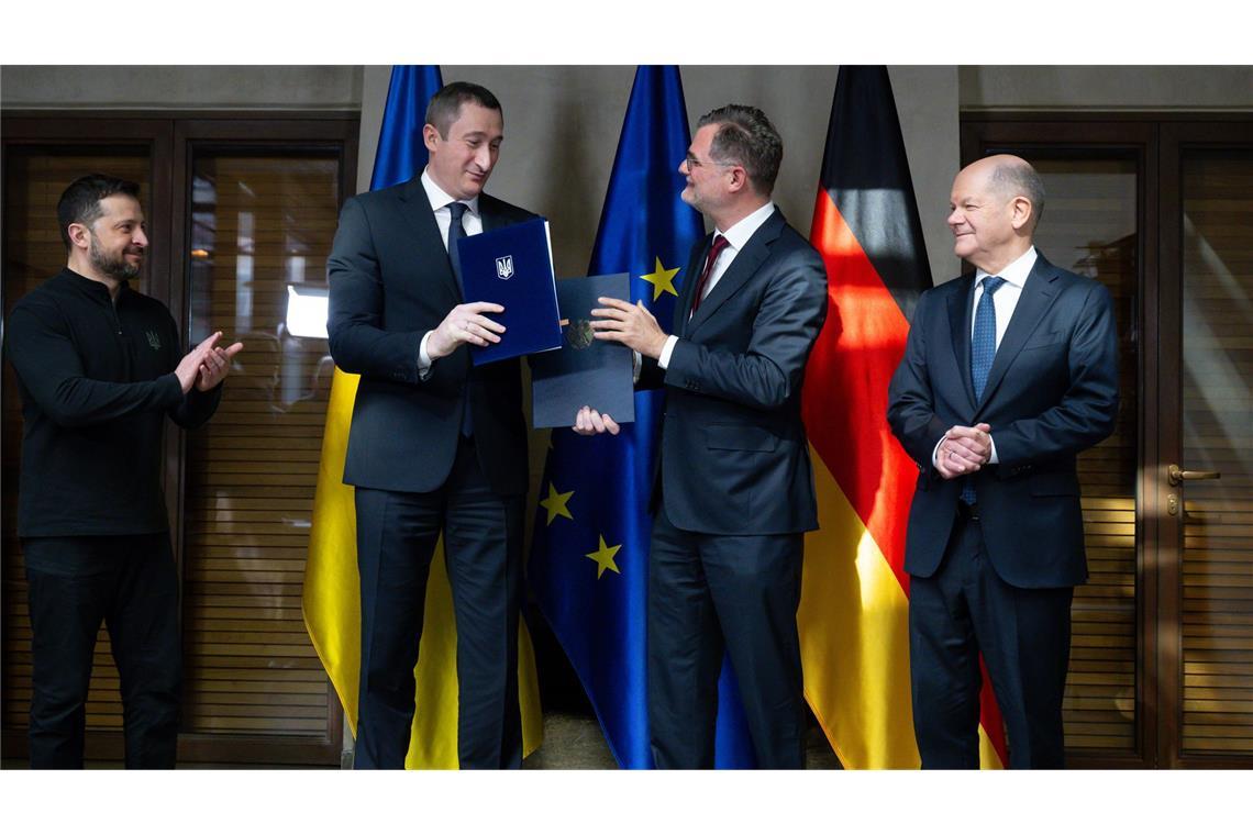 Ukraine-Treffen der europäischen Länder steigt schon am Montag Präsident der Ukraine, Oleksij Tschernyschow, stellvertretender ukrainischer Ministerpräsident, Kanzleramtschef Wolfgang Schmidt (SPD) und Bundeskanzler Olaf Scholz (SPD) stehen bei der Münchner Sicherheitskonferenz nach der Unterzeichnung der Absichtserklärung über ukrainische „Unity Hubs“ zusammen.