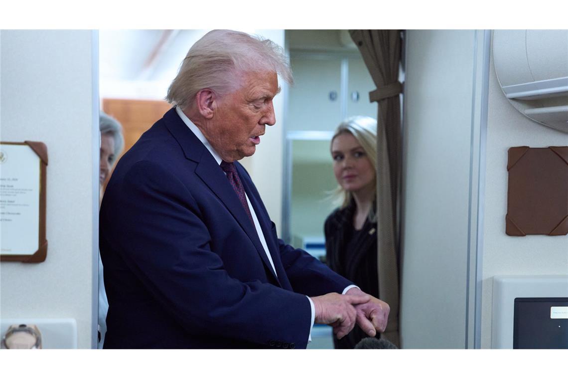 Präsident Donald Trump bespricht den Bluterguss an seiner Hand mit Reportern an Bord der Air Force One,