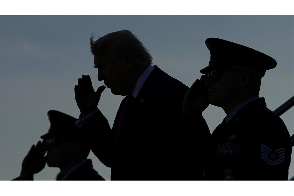 Präsident Donald Trump salutiert bei seiner Ankunft mit der Air Force One auf dem Flughafen Charlottesville-Albemarle.