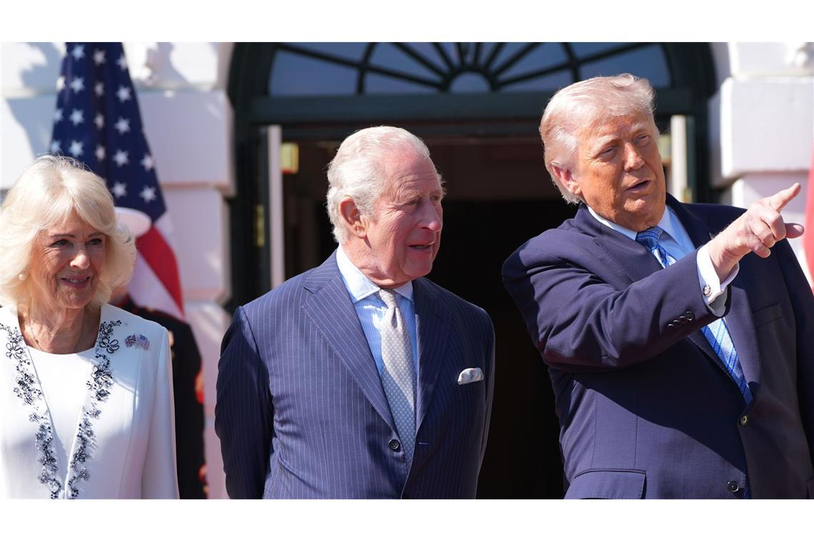 Präsident Donald Trump spricht mit dem britischen König Charles III. und Königin Camilla bei ihrer Ankunft im Weißen Haus.