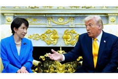 Präsident Donald Trump spricht mit Japans Premierministerin Sanae Takaichi im Oval Office des Weißen Hauses.