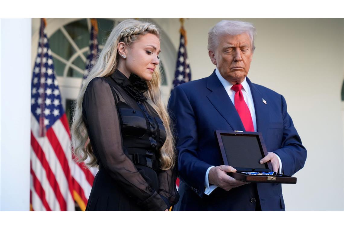 Präsident Donald Trump überreicht Witwe Erika Kirk posthum die Freiheitsmedaille des Präsidenten an ihren verstorbenen Ehemann Charlie Kirk im Rosengarten des Weißen Hauses.