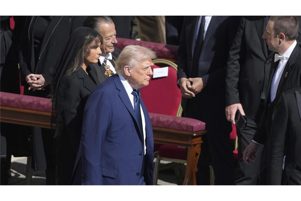 Präsident Donald Trump und First Lady Melania Trump kommen zur Beerdigung von Papst Franziskus auf dem Petersplatz im Vatikan.