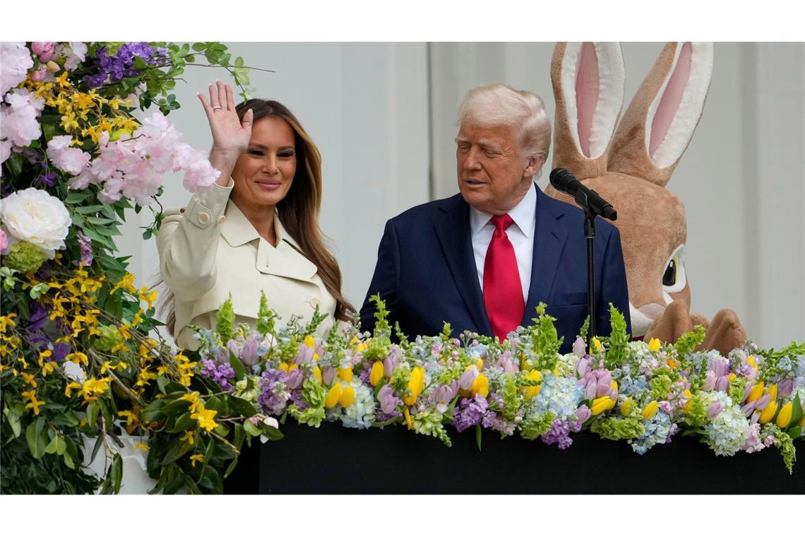 Trump tritt mit Osterhase auf - teure Eier, große Spender Präsident Donald Trump und First Lady Melania Trump stehen auf dem Balkon des Blauen Zimmers während des White House Easter Egg Roll.